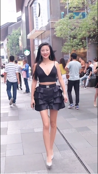 街拍美女，超深v低胸装吊带美女，走路带风