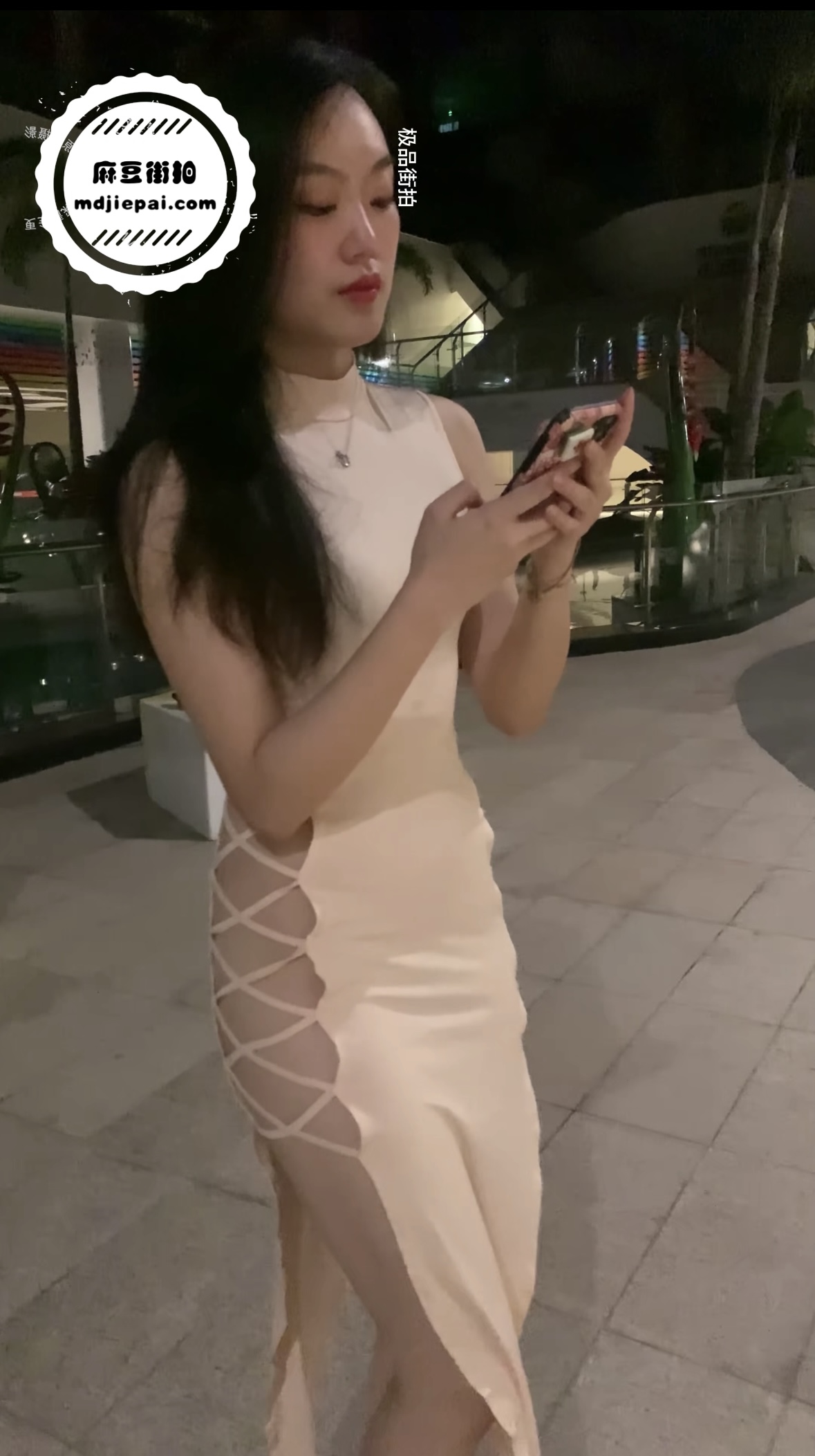 街拍美女：这衣服这么穿的？